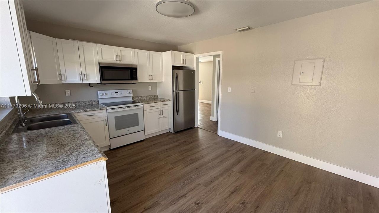 待售: $1,200,000 (0 贝兹, 0 浴室, 3208 平方英尺)