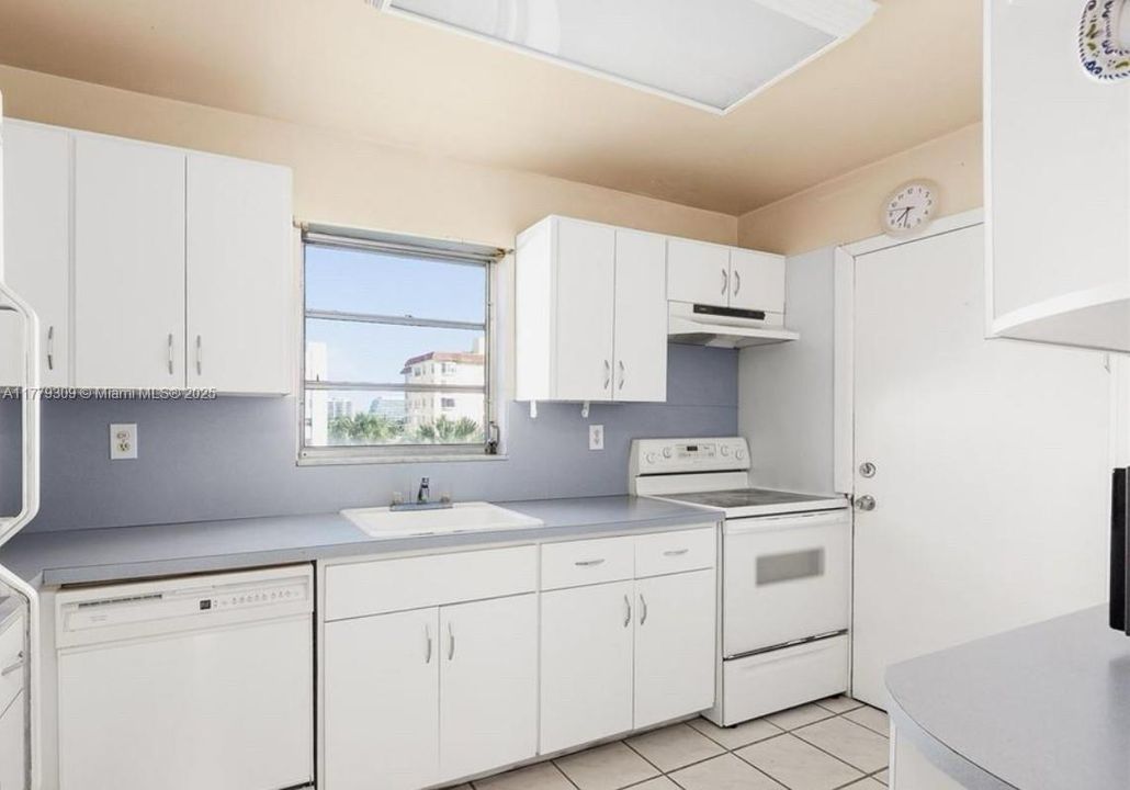 Vendido Recientemente: $257,000 (2 camas, 2 baños, 929 Pies cuadrados)