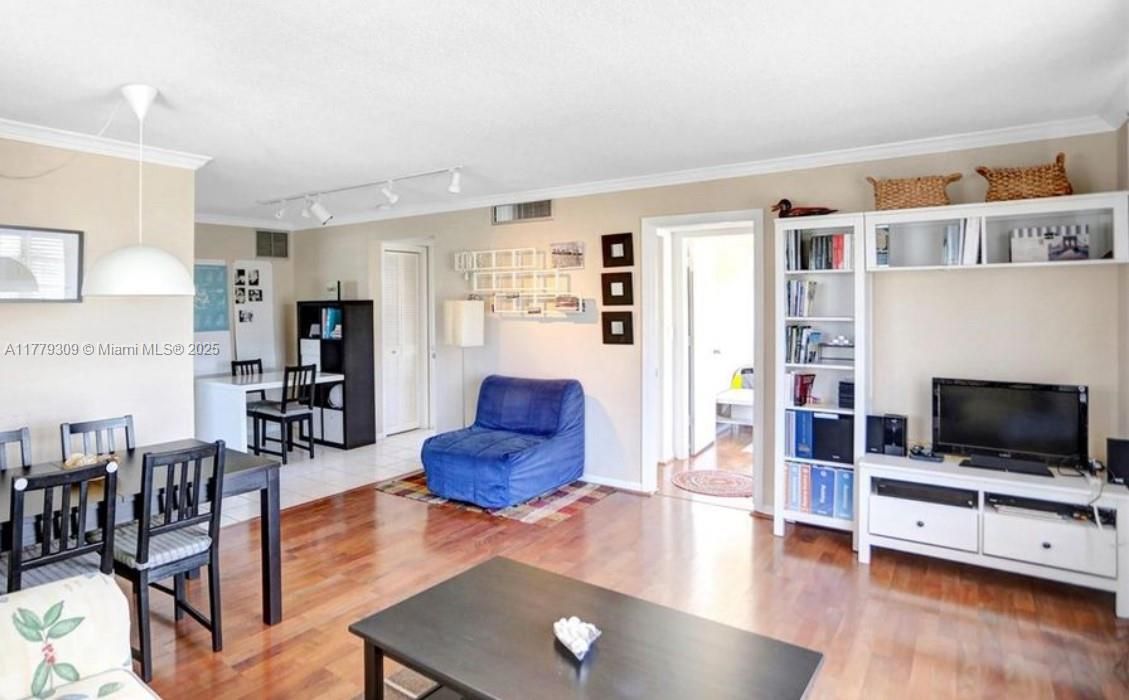 Vendido Recientemente: $257,000 (2 camas, 2 baños, 929 Pies cuadrados)