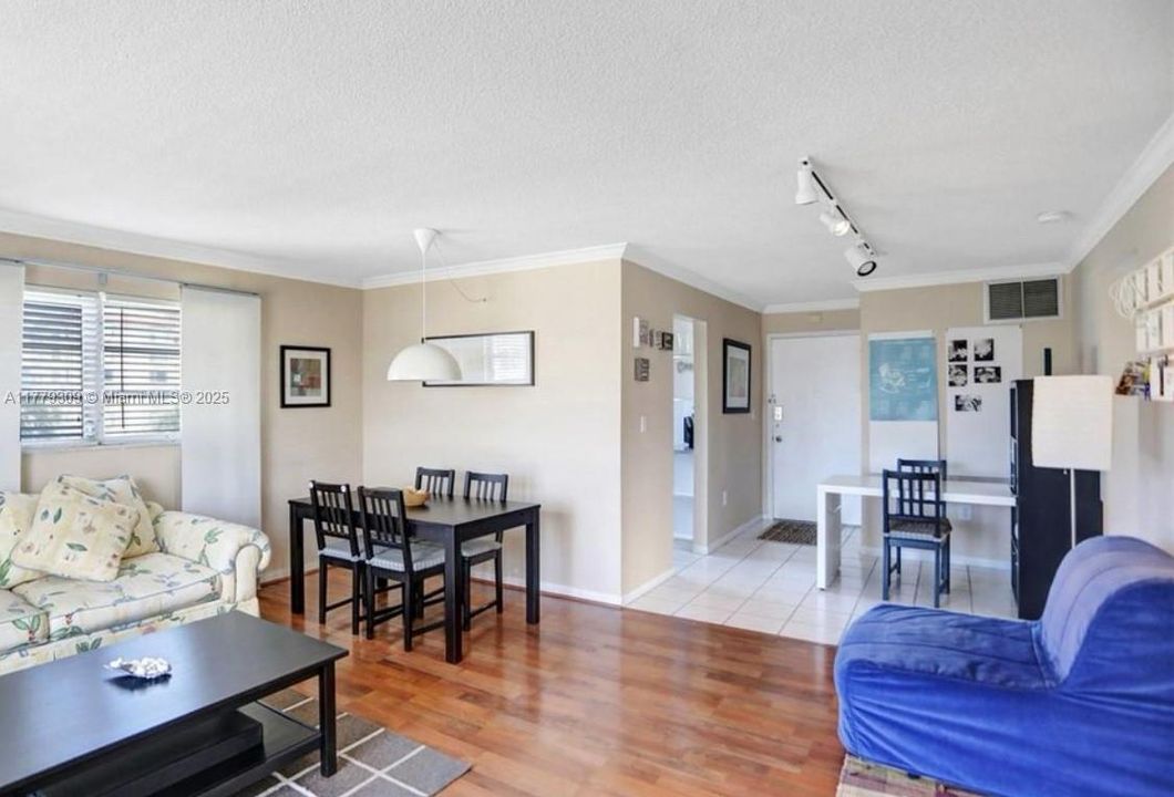 Vendido Recientemente: $257,000 (2 camas, 2 baños, 929 Pies cuadrados)