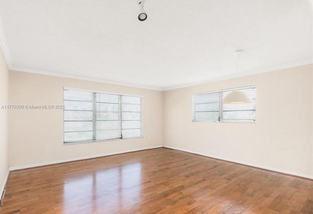 Vendido Recientemente: $257,000 (2 camas, 2 baños, 929 Pies cuadrados)