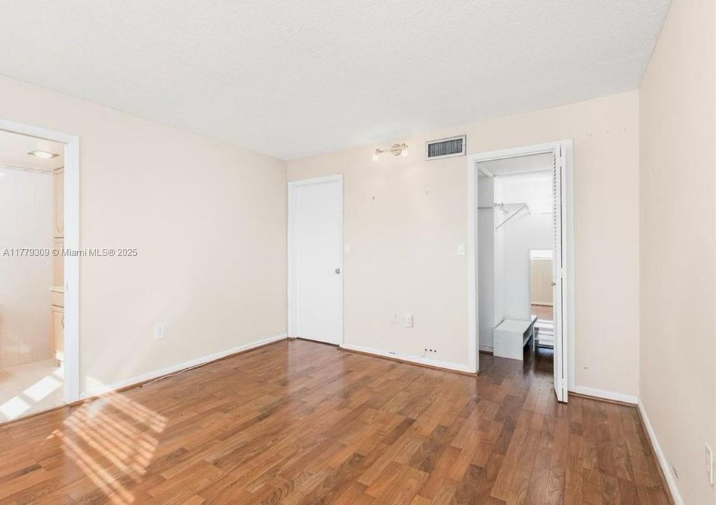 Vendido Recientemente: $257,000 (2 camas, 2 baños, 929 Pies cuadrados)