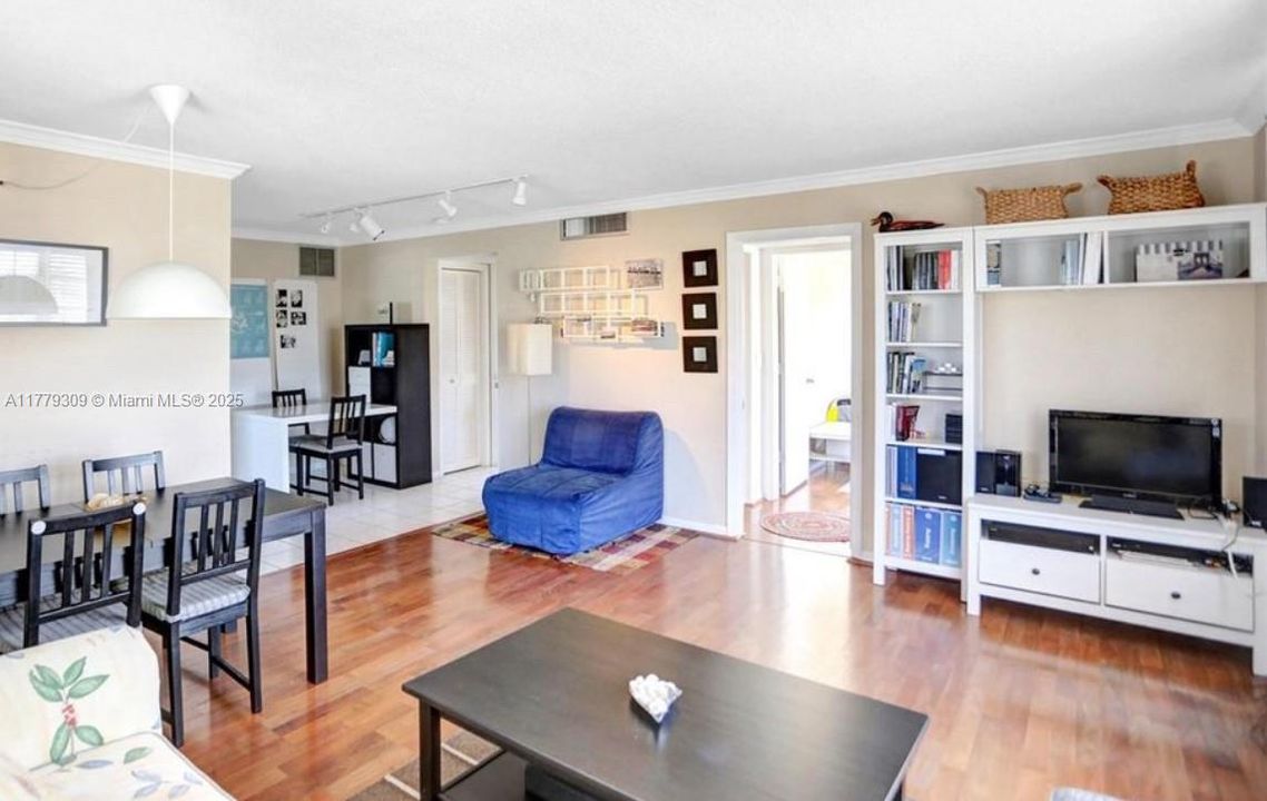 Vendido Recientemente: $257,000 (2 camas, 2 baños, 929 Pies cuadrados)