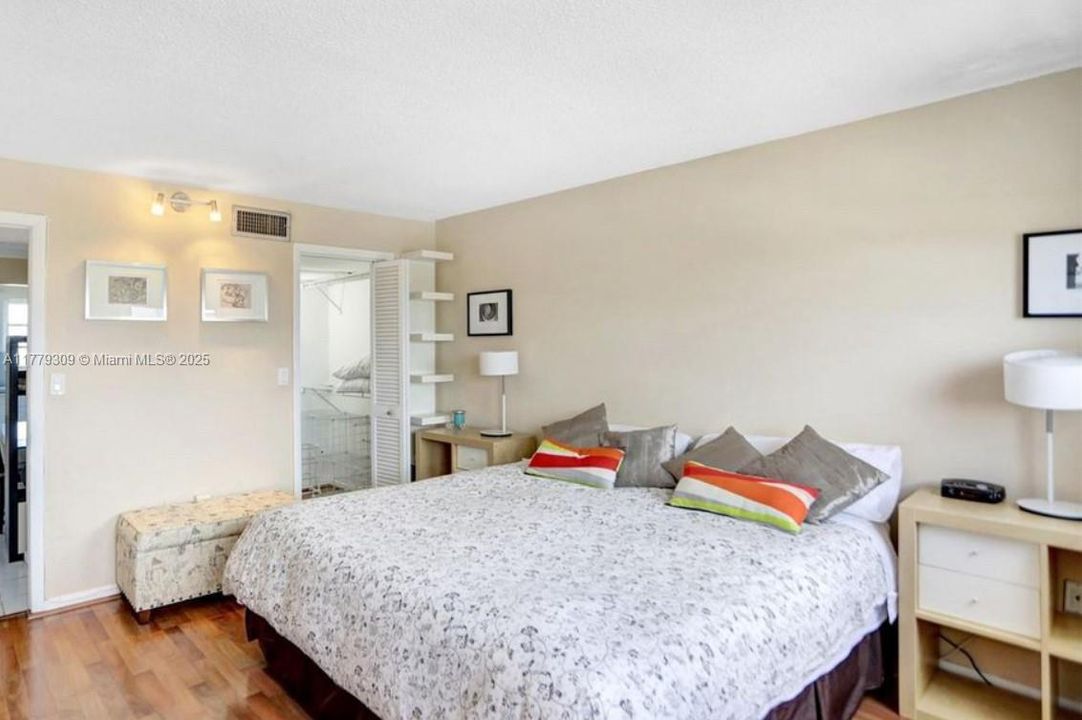 Vendido Recientemente: $257,000 (2 camas, 2 baños, 929 Pies cuadrados)