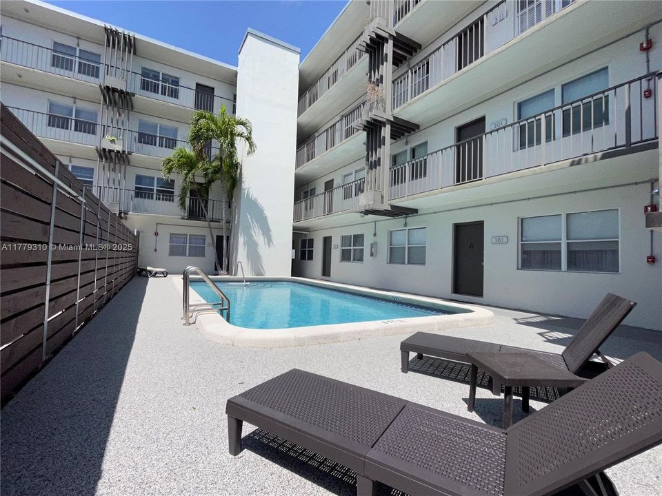 合同活跃: $199,999 (2 贝兹, 2 浴室, 830 平方英尺)