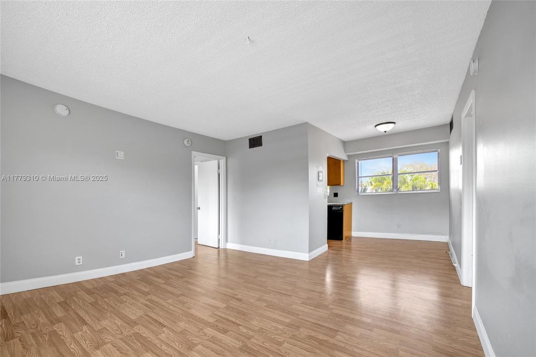 合同活跃: $199,999 (2 贝兹, 2 浴室, 830 平方英尺)