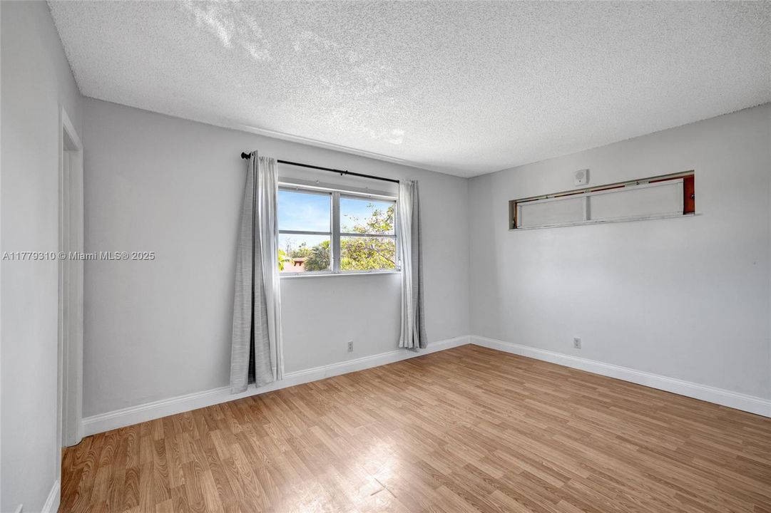 合同活跃: $199,999 (2 贝兹, 2 浴室, 830 平方英尺)