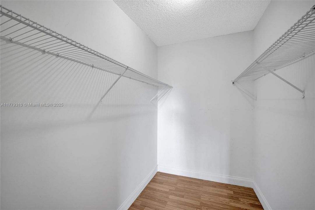 合同活跃: $199,999 (2 贝兹, 2 浴室, 830 平方英尺)