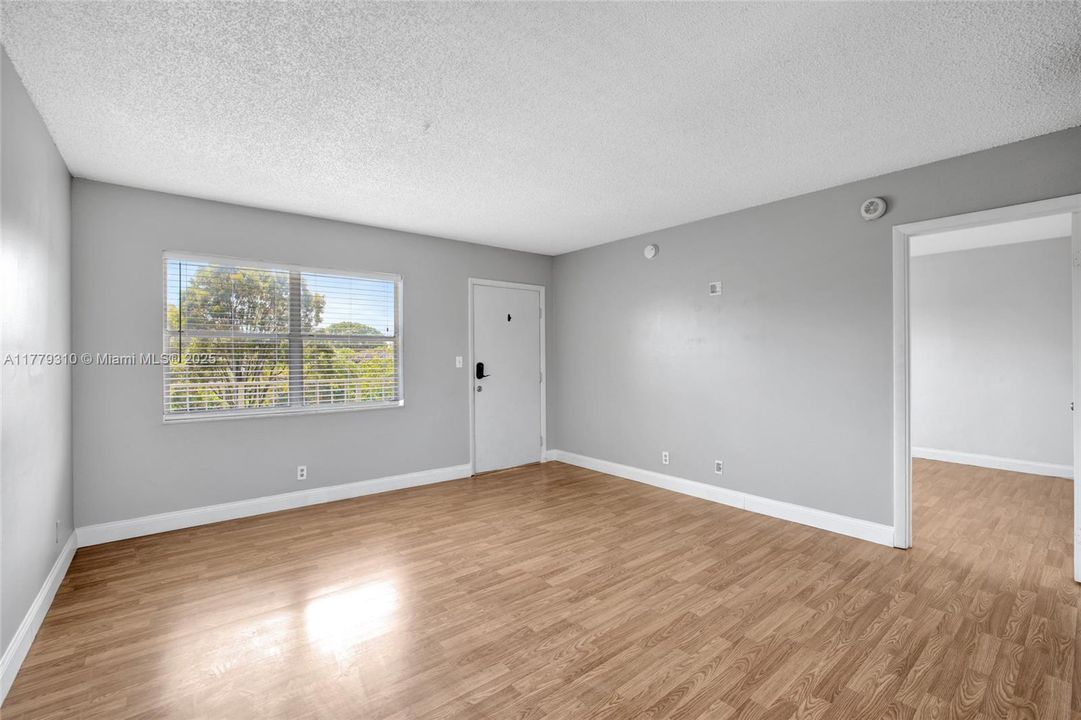 合同活跃: $199,999 (2 贝兹, 2 浴室, 830 平方英尺)