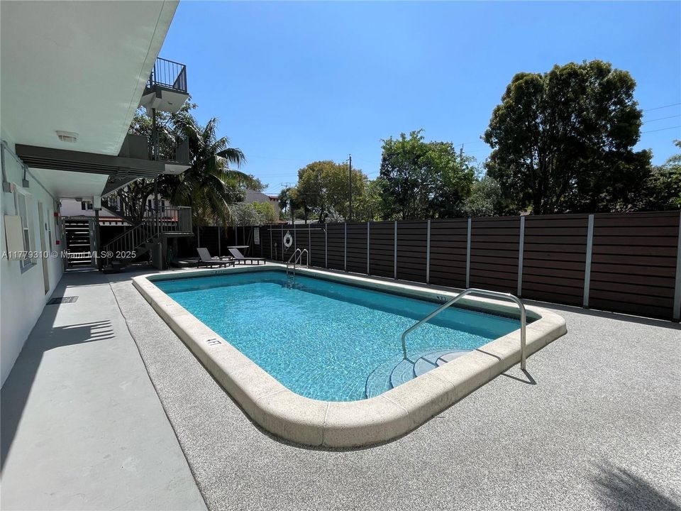 合同活跃: $199,999 (2 贝兹, 2 浴室, 830 平方英尺)