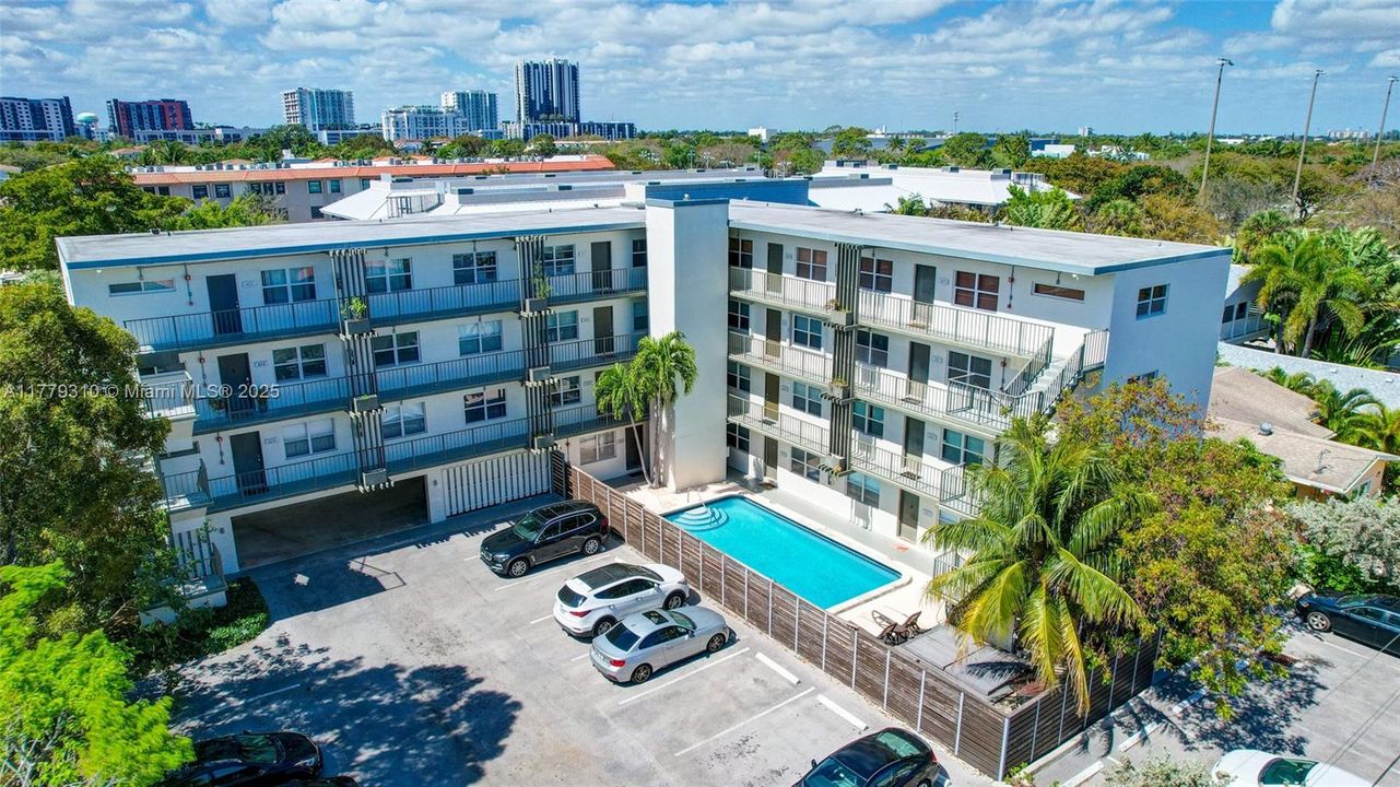 合同活跃: $199,999 (2 贝兹, 2 浴室, 830 平方英尺)