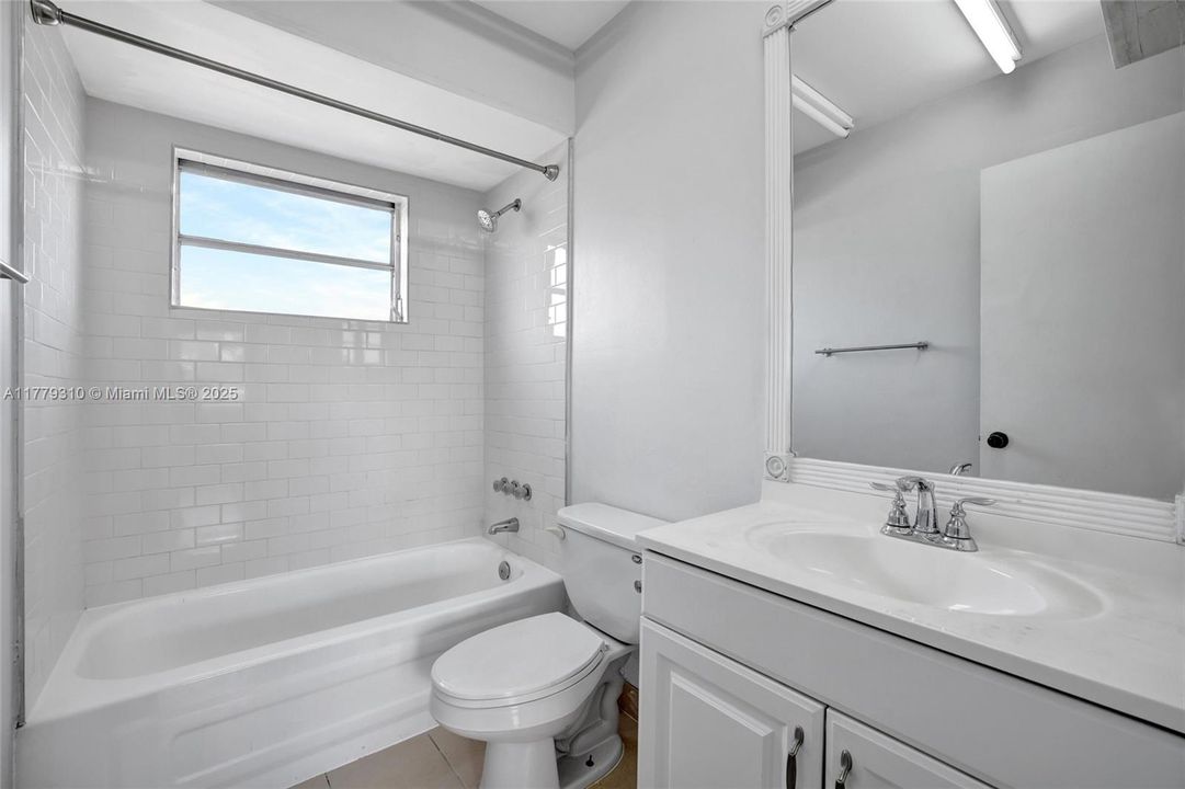 合同活跃: $199,999 (2 贝兹, 2 浴室, 830 平方英尺)