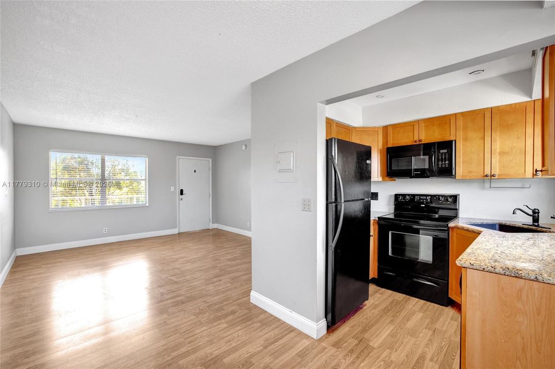 合同活跃: $199,999 (2 贝兹, 2 浴室, 830 平方英尺)