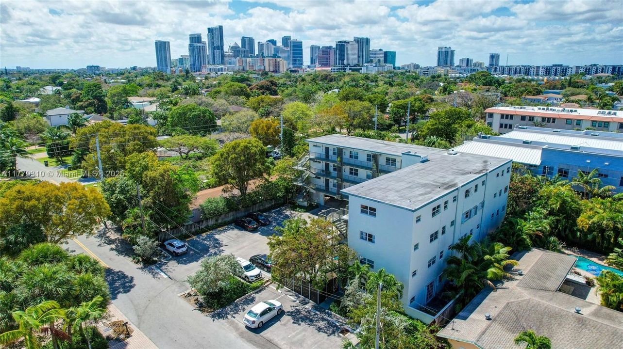 合同活跃: $199,999 (2 贝兹, 2 浴室, 830 平方英尺)