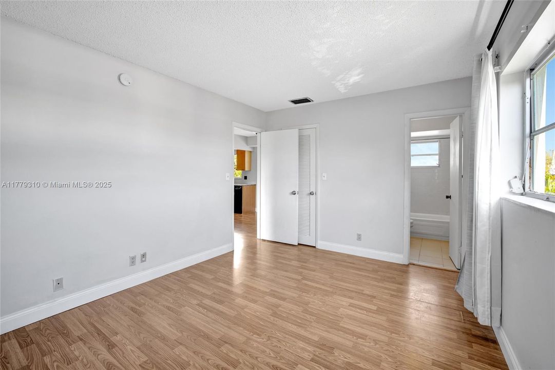 合同活跃: $199,999 (2 贝兹, 2 浴室, 830 平方英尺)