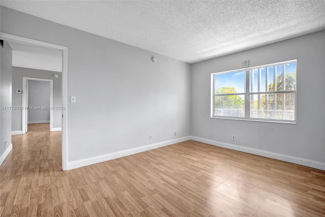 合同活跃: $199,999 (2 贝兹, 2 浴室, 830 平方英尺)