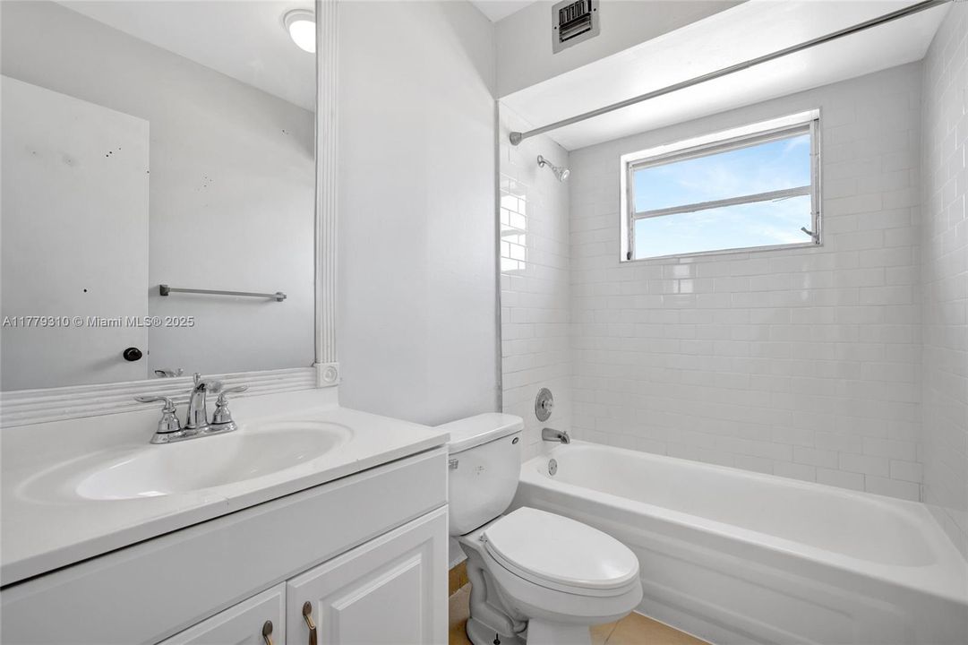 合同活跃: $199,999 (2 贝兹, 2 浴室, 830 平方英尺)