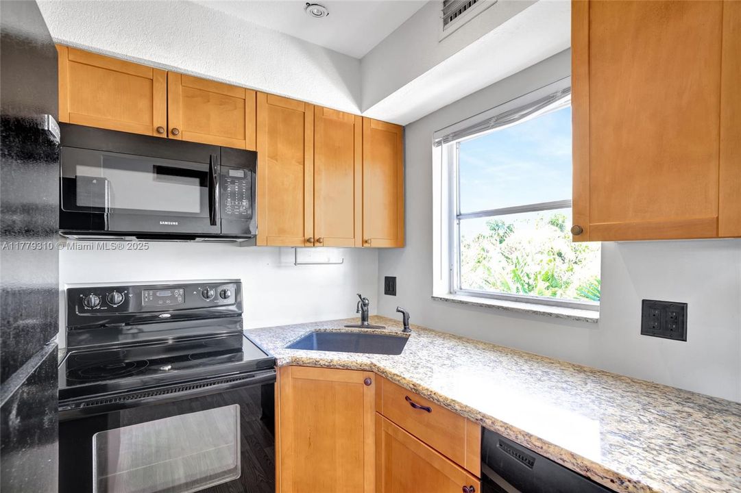 合同活跃: $199,999 (2 贝兹, 2 浴室, 830 平方英尺)