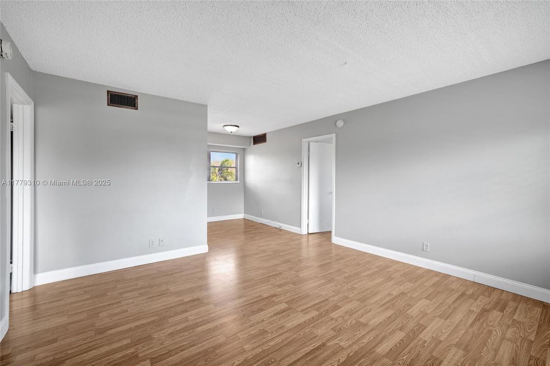 合同活跃: $199,999 (2 贝兹, 2 浴室, 830 平方英尺)