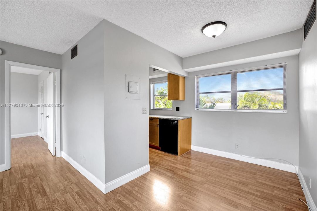 合同活跃: $199,999 (2 贝兹, 2 浴室, 830 平方英尺)