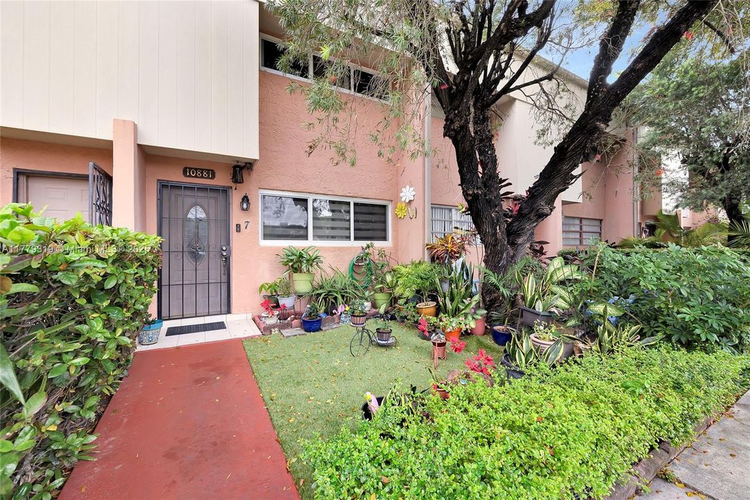 For Sale: $359,900 (3 beds, 1 baths, 937 Square Feet)