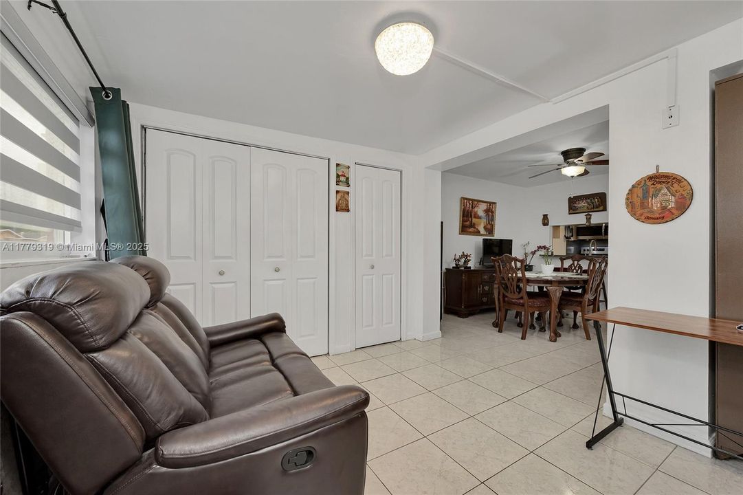 For Sale: $359,900 (3 beds, 1 baths, 937 Square Feet)