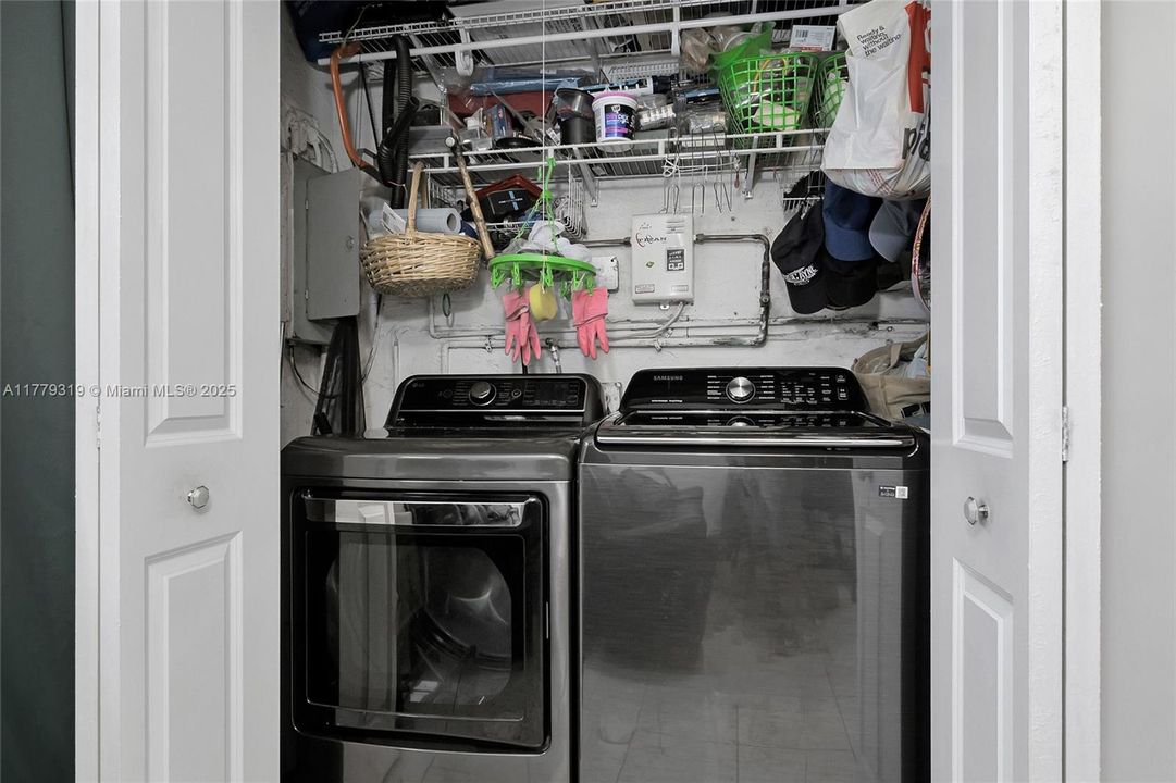 For Sale: $359,900 (3 beds, 1 baths, 937 Square Feet)