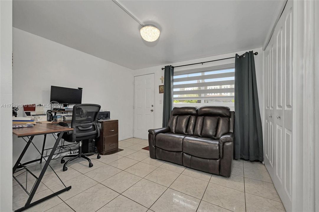 For Sale: $359,900 (3 beds, 1 baths, 937 Square Feet)