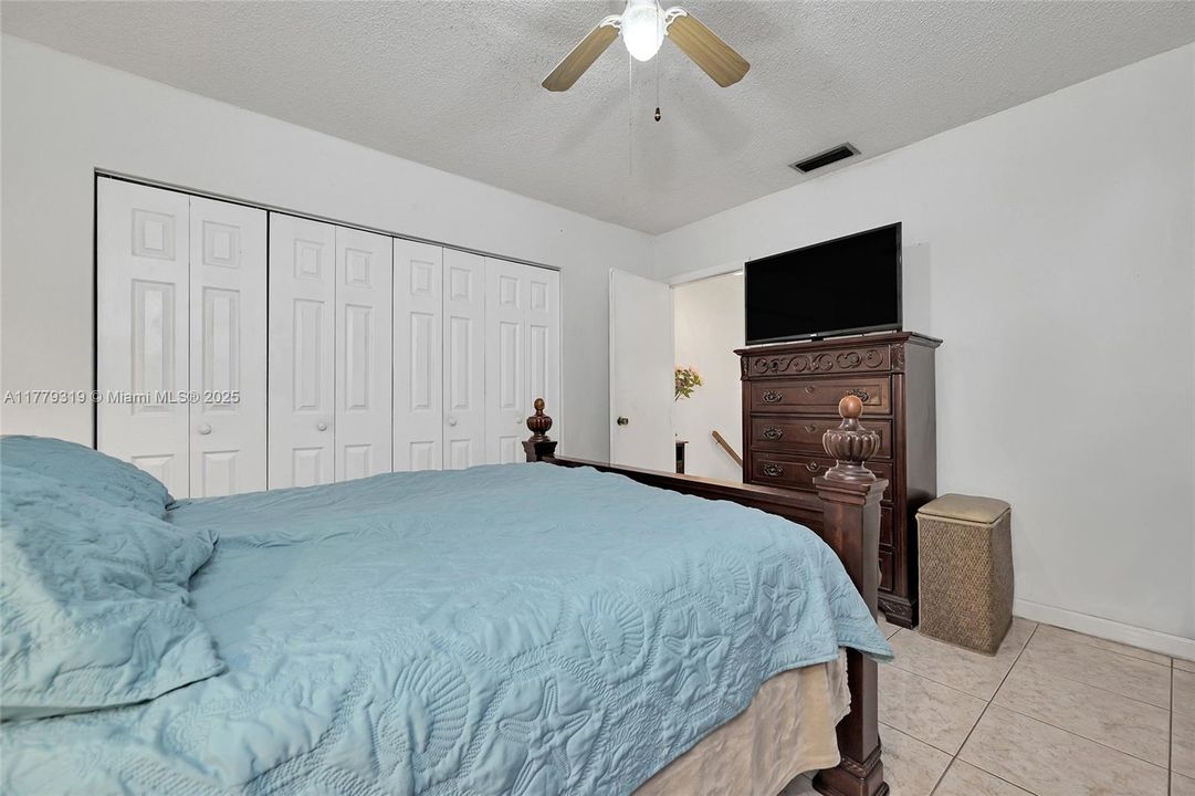 For Sale: $359,900 (3 beds, 1 baths, 937 Square Feet)