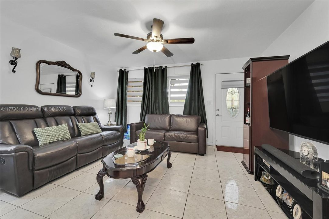 For Sale: $359,900 (3 beds, 1 baths, 937 Square Feet)
