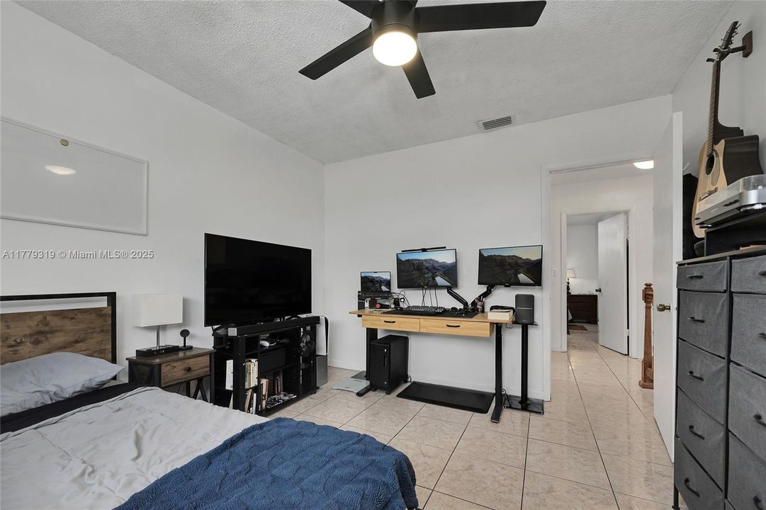 For Sale: $359,900 (3 beds, 1 baths, 937 Square Feet)