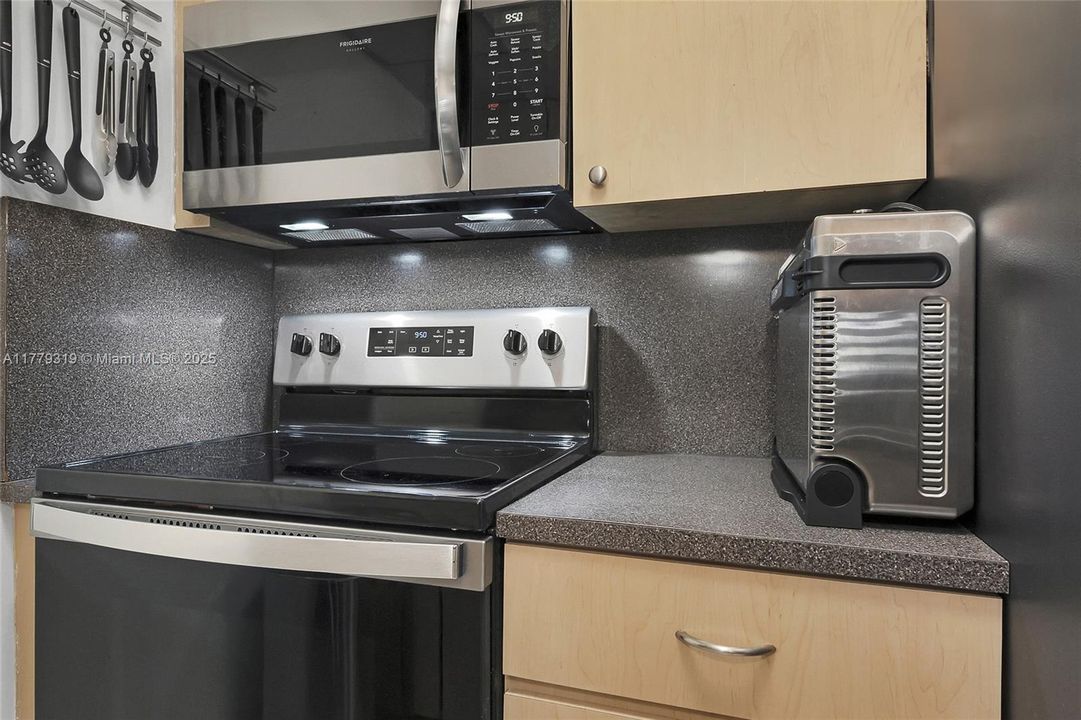 For Sale: $359,900 (3 beds, 1 baths, 937 Square Feet)