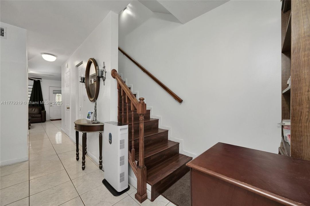 For Sale: $359,900 (3 beds, 1 baths, 937 Square Feet)