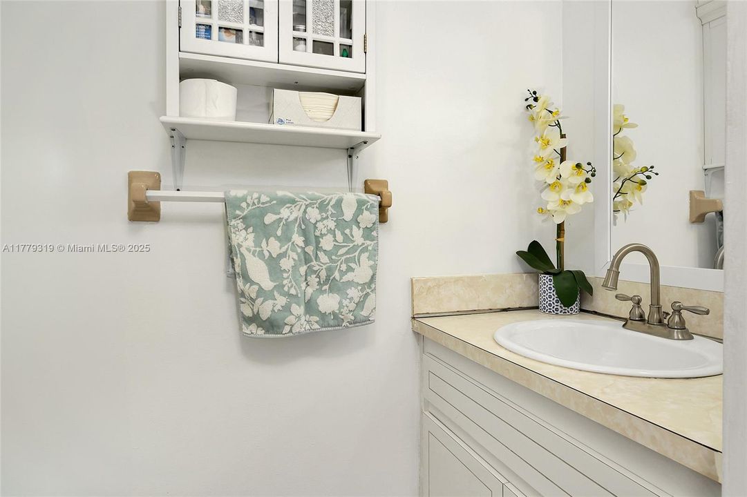 For Sale: $359,900 (3 beds, 1 baths, 937 Square Feet)