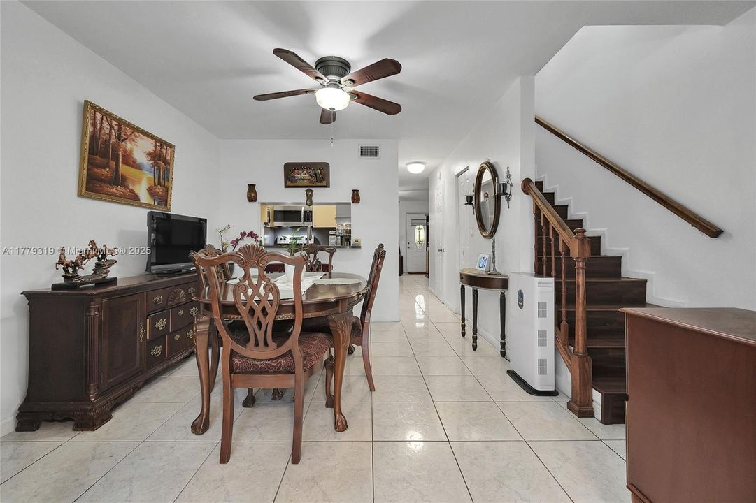 For Sale: $359,900 (3 beds, 1 baths, 937 Square Feet)