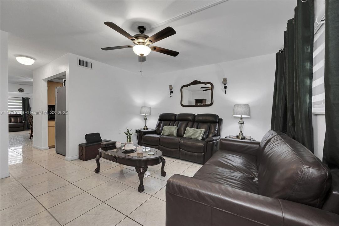 For Sale: $359,900 (3 beds, 1 baths, 937 Square Feet)