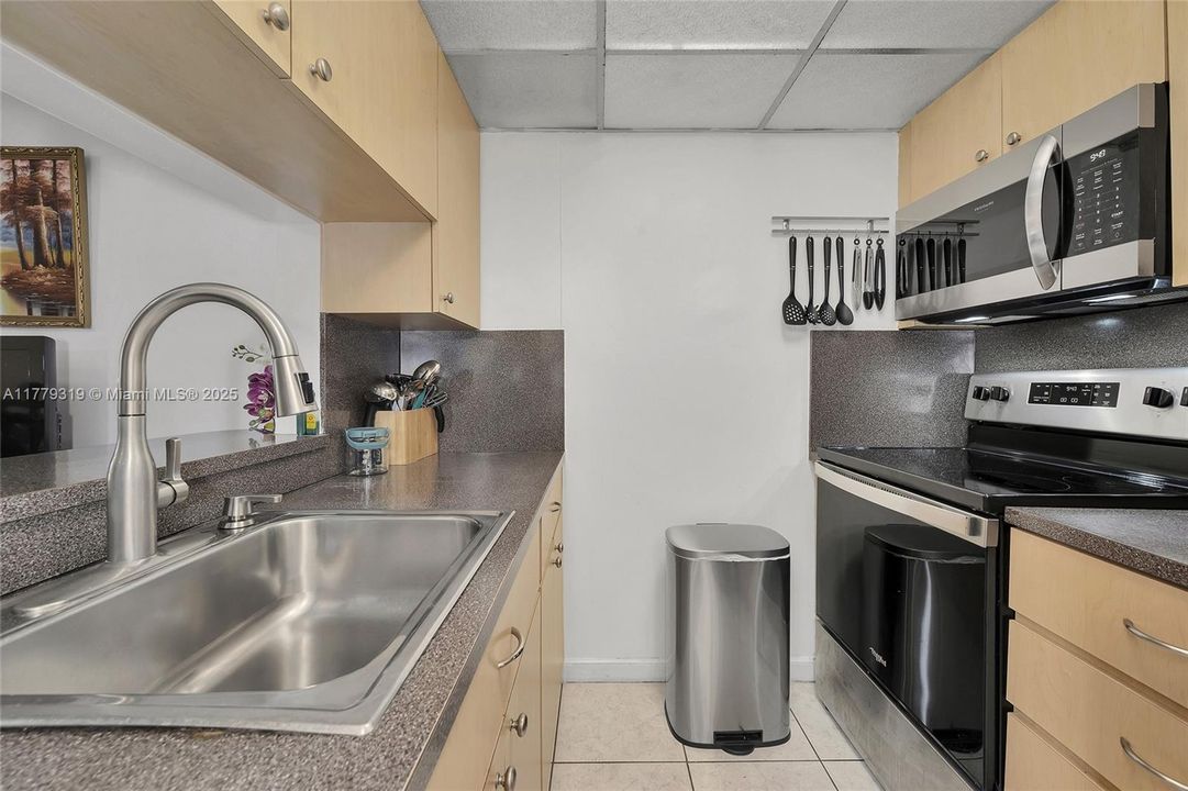 For Sale: $359,900 (3 beds, 1 baths, 937 Square Feet)