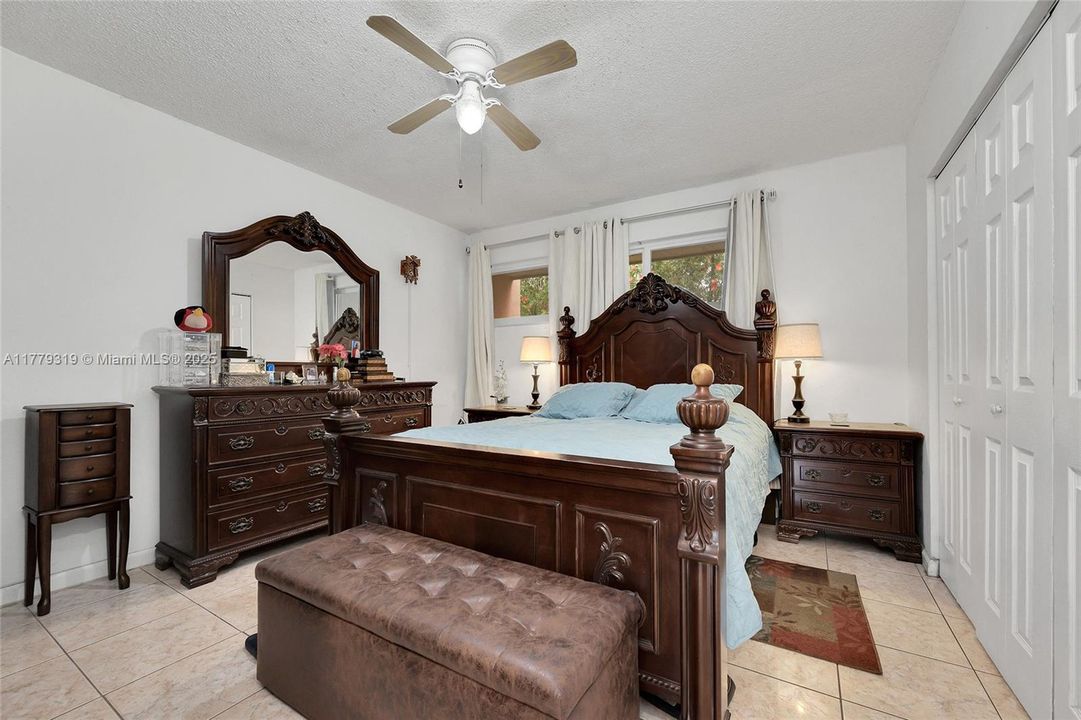 For Sale: $359,900 (3 beds, 1 baths, 937 Square Feet)