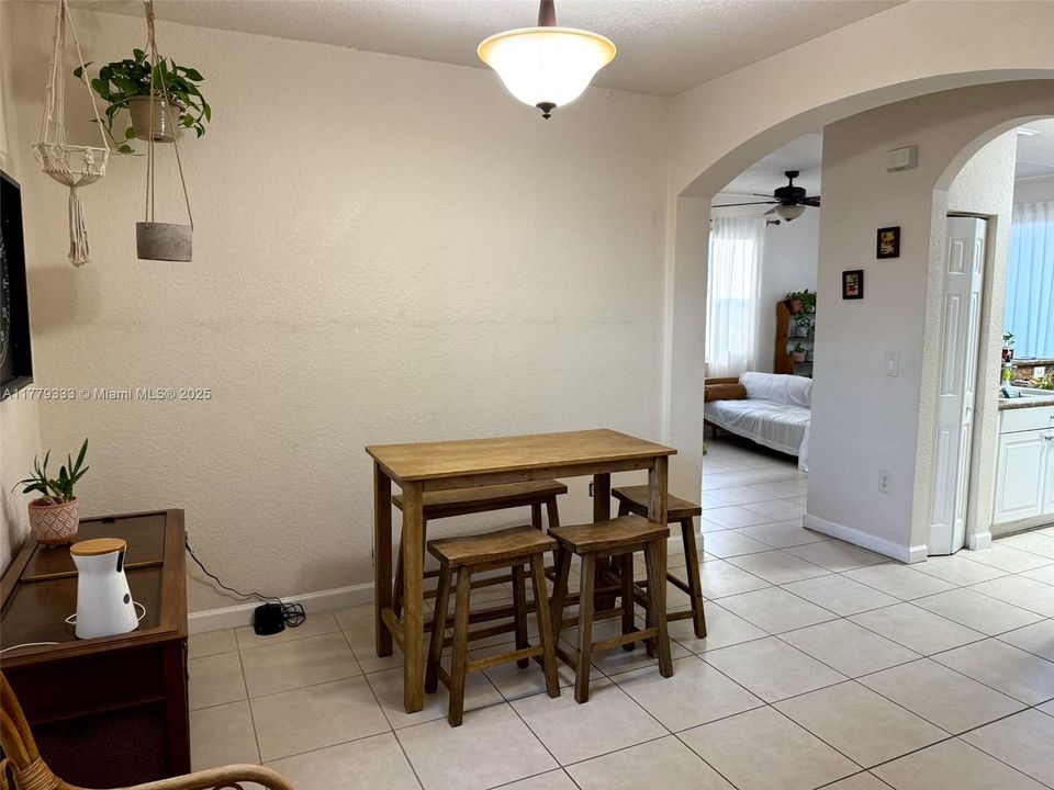 Recently Rented: $2,300 (3 beds, 3 baths, 1365 Square Feet)