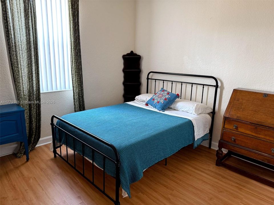 Recently Rented: $2,300 (3 beds, 3 baths, 1365 Square Feet)