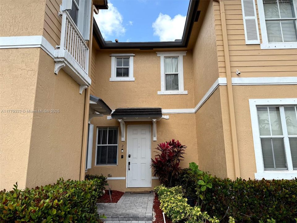 Recently Rented: $2,300 (3 beds, 3 baths, 1365 Square Feet)