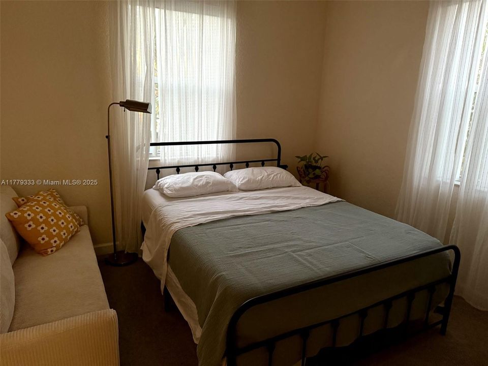 Recently Rented: $2,300 (3 beds, 3 baths, 1365 Square Feet)