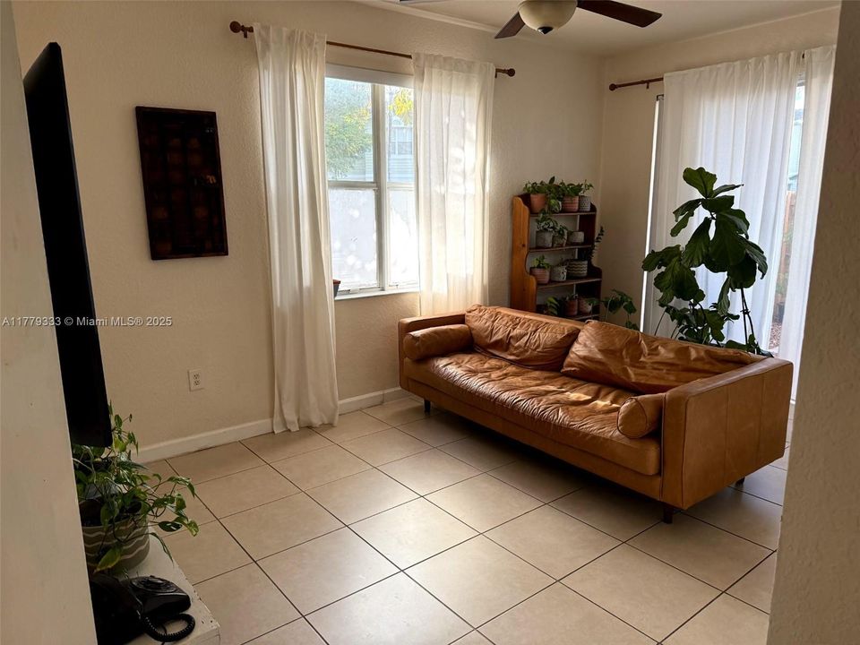 Recently Rented: $2,300 (3 beds, 3 baths, 1365 Square Feet)