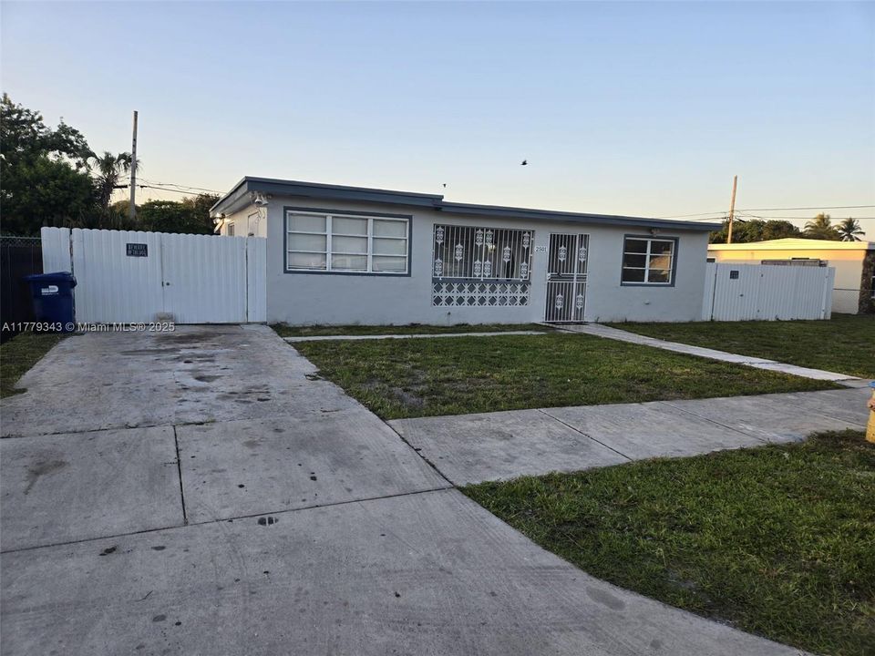 Недавно продано: $530,000 (4 спален, 3 ванн, 1302 Квадратных фут)