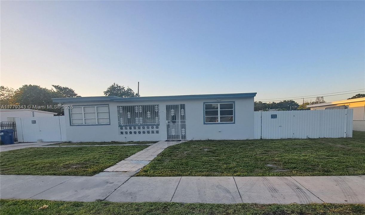 Недавно продано: $530,000 (4 спален, 3 ванн, 1302 Квадратных фут)