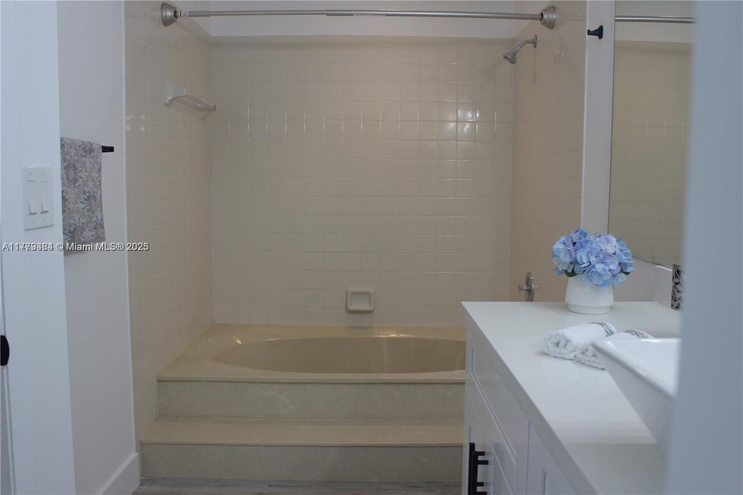 Recently Rented: $2,300 (2 beds, 2 baths, 770 Square Feet)