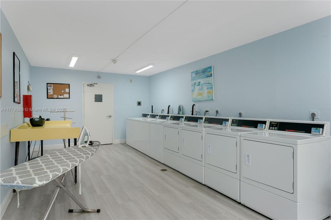 最近售出: $449,000 (2 贝兹, 1 浴室, 794 平方英尺)