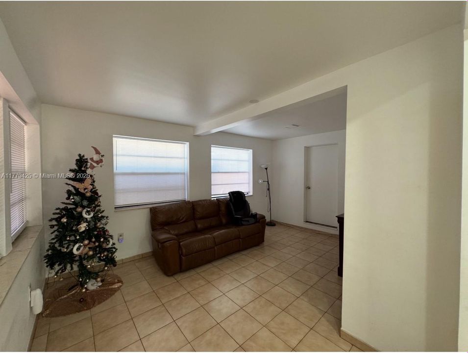 Recently Sold: $694,500 (5 beds, 3 baths, 2365 Square Feet)