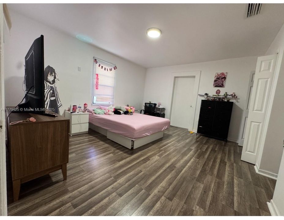 Recently Sold: $694,500 (5 beds, 3 baths, 2365 Square Feet)