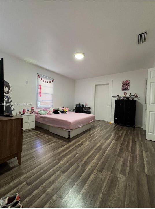 Recently Sold: $694,500 (5 beds, 3 baths, 2365 Square Feet)